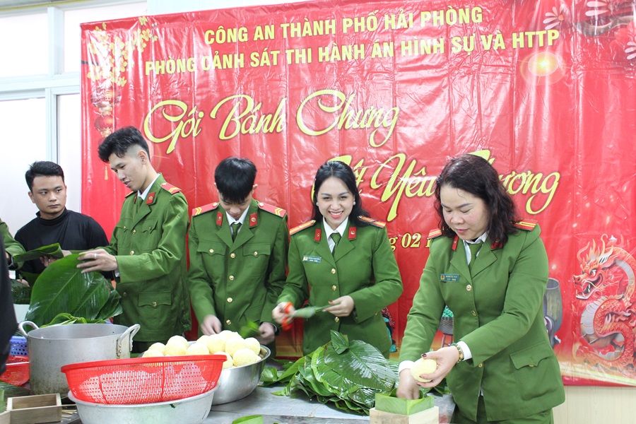 Phòng Cảnh sát Thi hành án hình sự và Hỗ trợ tư pháp: Sôi nổi chương trình Gói bánh chưng - Tết yêu thương